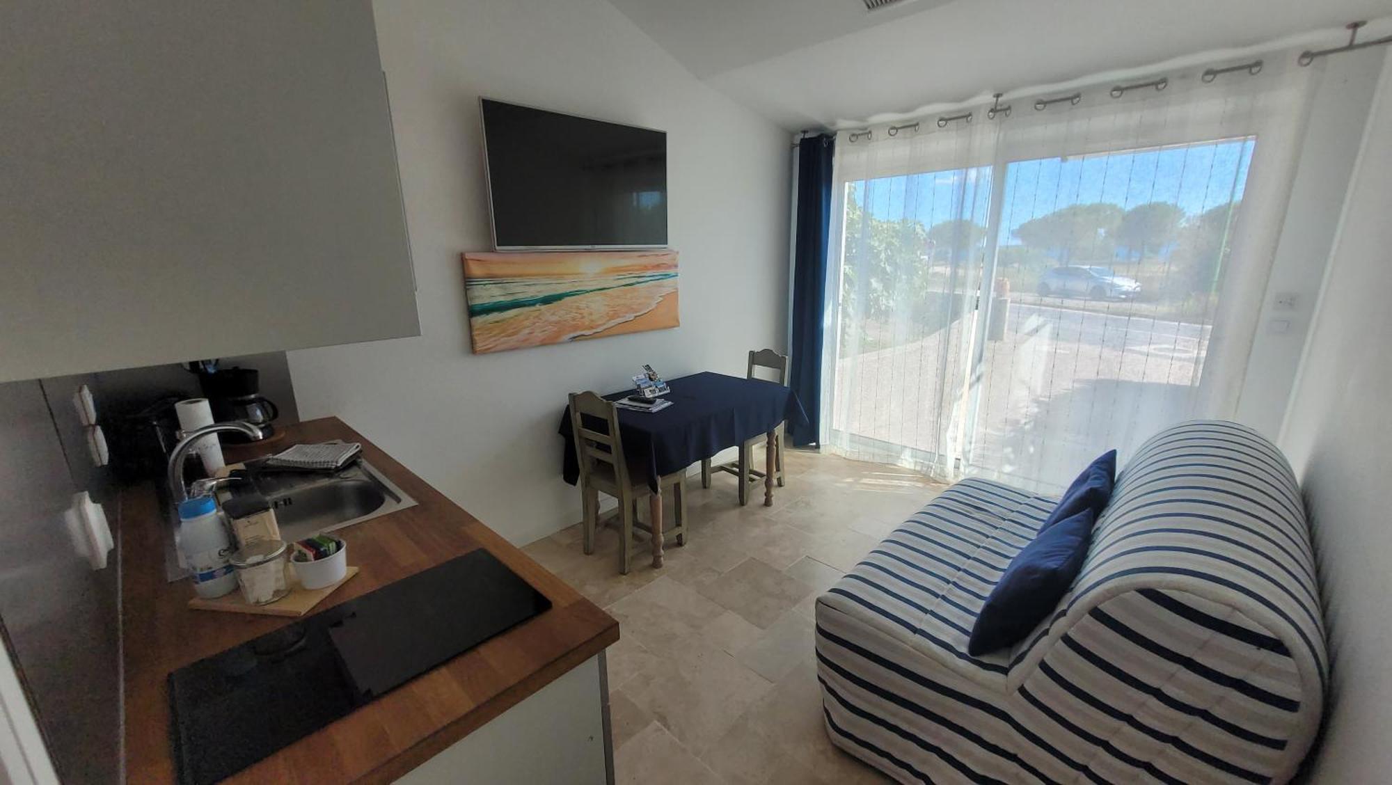Meze Avec Vue Face A L'Etang Villa Екстериор снимка