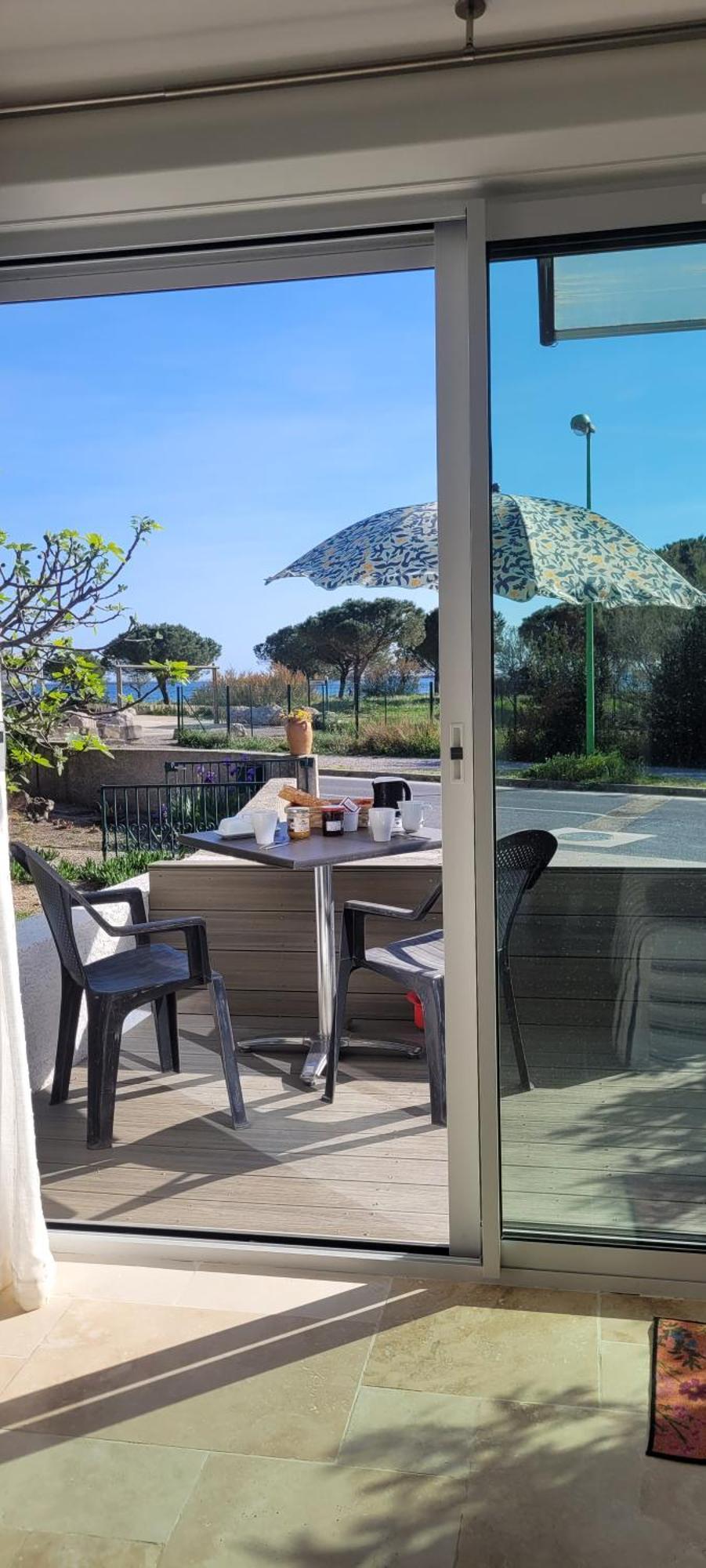Meze Avec Vue Face A L'Etang Villa Екстериор снимка