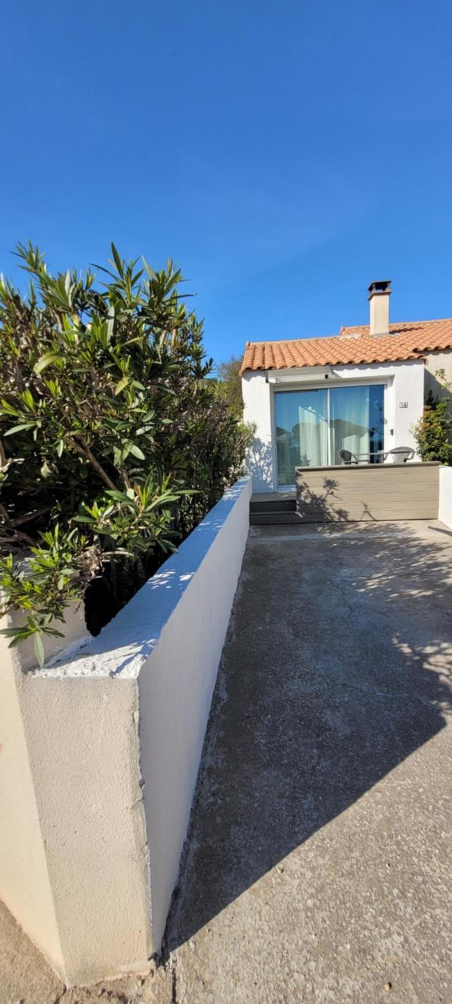 Meze Avec Vue Face A L'Etang Villa Екстериор снимка